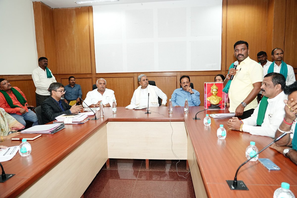 CMofKarnataka's tweet image. ಮುಖ್ಯಮಂತ್ರಿ @siddaramaiah ಅವರು ಇಂದು ಸುವರ್ಣ ವಿಧಾನಸೌಧದಲ್ಲಿ ವಿವಿಧ ರೈತ ಸಂಘಟನೆಗಳ ಪ್ರತಿನಿಧಿಗಳೊಂದಿಗೆ ಸಭೆ ನಡೆಸಿದರು. ಈ ವೇಳೆ ಕಬ್ಬು ಮತ್ತು ಮೆಕ್ಕೆಜೋಳ ಬೆಳೆಗಾರರ ಸಮಸ್ಯೆಗೆ ಸರ್ಕಾರ ಸಕಾರಾತ್ಮಕವಾಗಿ ಸ್ಪಂದಿಸಿದ ಹಿನ್ನೆಲೆಯಲ್ಲಿ ರೈತ ಮುಖಂಡರು ಮುಖ್ಯಮಂತ್ರಿಗಳನ್ನು ಸನ್ಮಾನಿಸಿದರು. 

ಸಭೆಯಲ್ಲಿ ಮುಖ್ಯಮಂತ್ರಿಗಳ ಮಾತುಗಳು:…