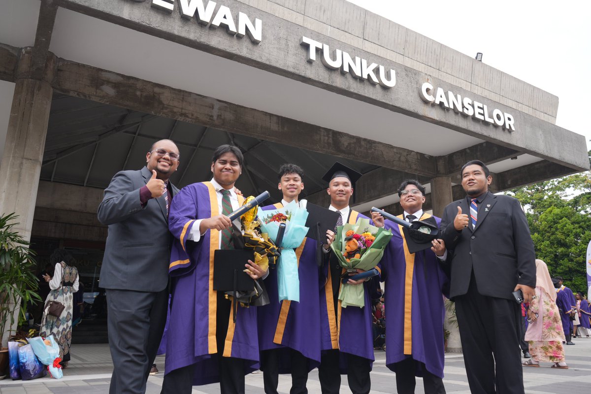unimalaya's tweet photo. Sorotan Gambar Istiadat Konvokesyen Universiti Malaya Ke-65 (Sidang Kedua Puluh Satu).  

Lebih banyak gambar di Facebook Universiti Malaya. 

#umisone #um120 #umconvo65 https://t.co/SeVIax95Lv
