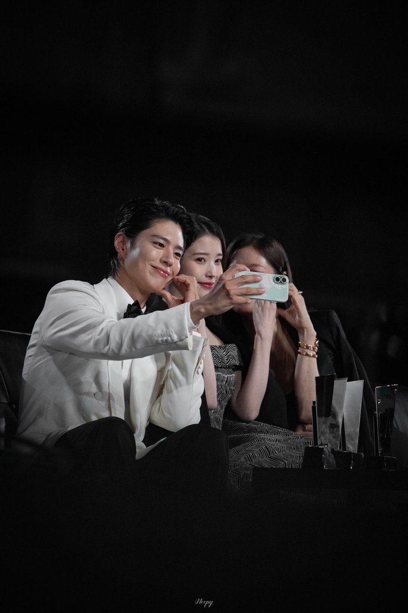 251206 AAA 폭싹팀

👍🏻 🫶🏻 

#아이유 #문소리 #박보검