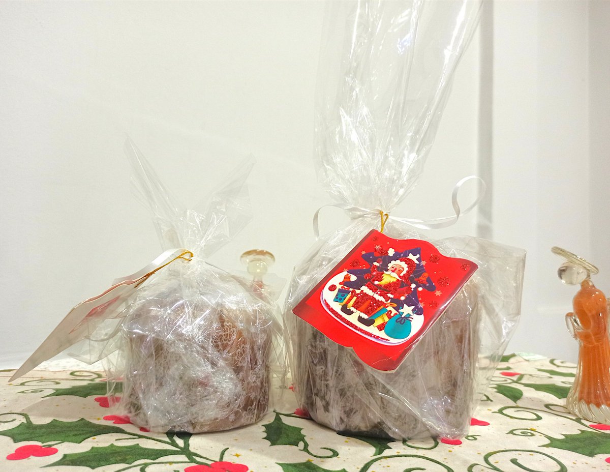 Recién horneados ✨ 
Pan dulce con chips de chocolate semi amargo y naranjas confitadas.
Para delivery y pick up contactarse al WhatsApp 0983 837 718.