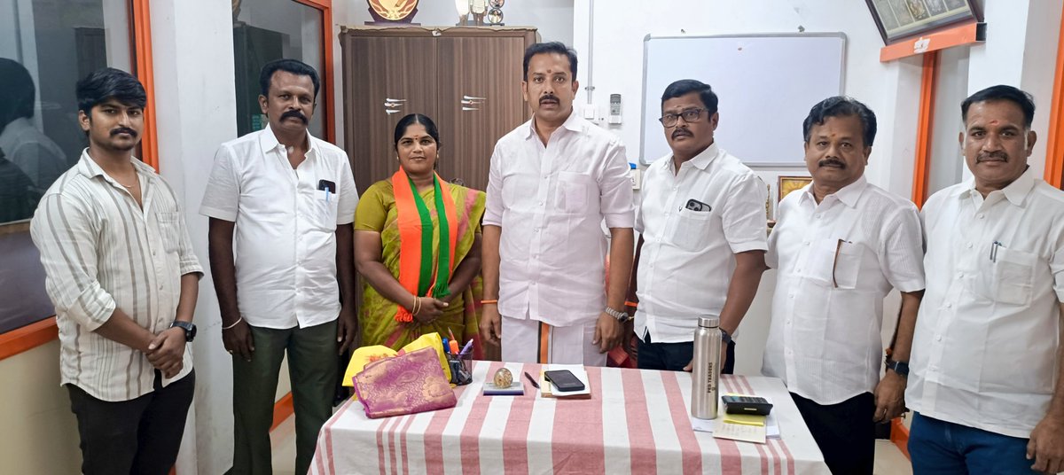 கரூர் தெற்கு மாநகரை சார்ந்த திருமதி மணிமேகலை அவர்கள் மாவட்ட தலைவர் திரு <a href="/VVSenthilnathan/">Senthilnathan (மோடியின் குடும்பம்)</a> அவர்கள் தலைமையில் பாரதிய ஜனதா கட்சியில் தன்னை இணைத்துக் கொண்டார்.