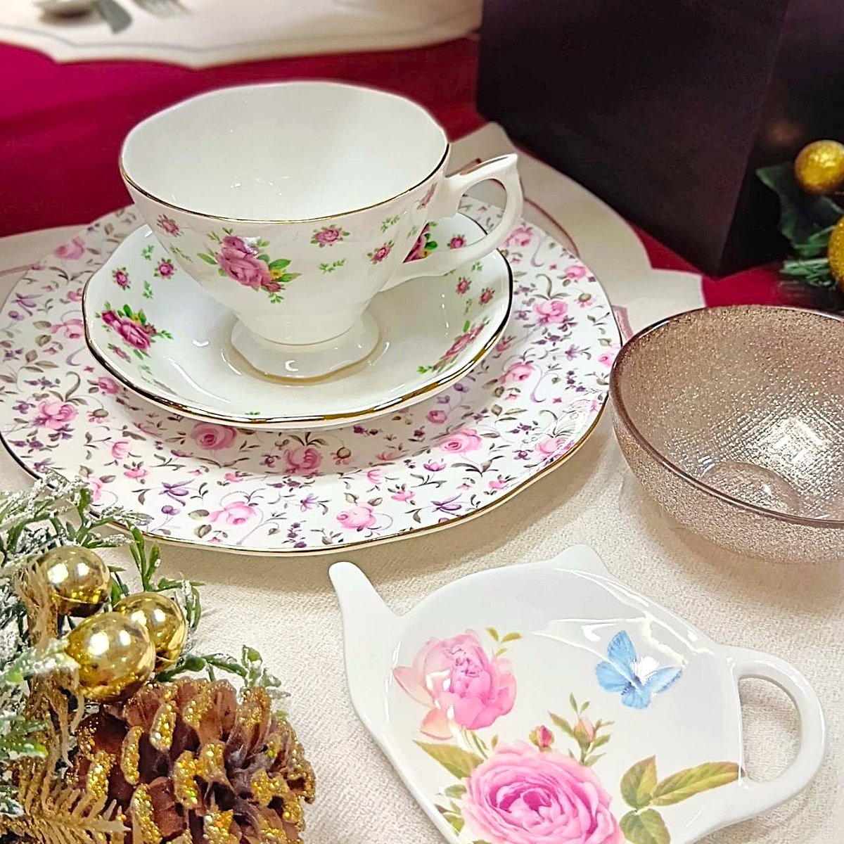 毎年人気の福袋🛍 販売中です✨

ロマンティックなお花柄のプレートとカップ、小皿２種がひとつになったこちらは「クリームティーセット」🌹🌹

ロイヤルアルバート / ヴェトロフェリーチェ 
 ル･ノーブル オリジナルのティーポット型トレイ