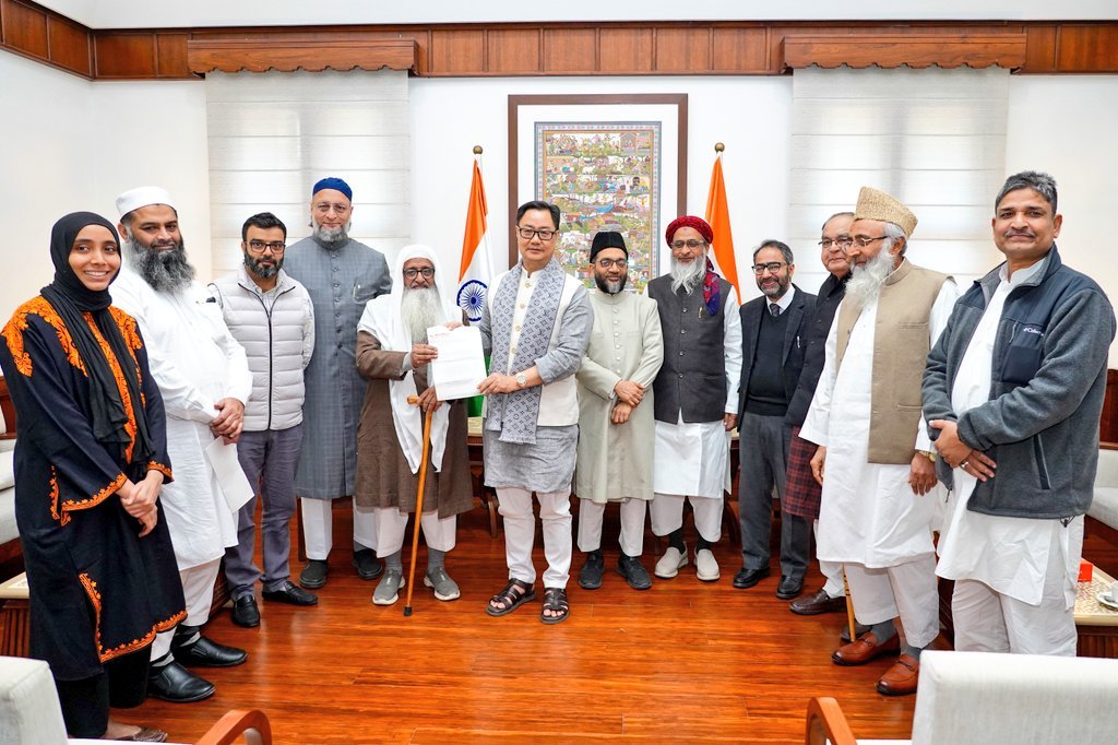 DDNewsHindi's tweet photo. केंद्रीय मंत्री @KirenRijiju ने अखिल भारतीय मुस्लिम निजी विधि बोर्ड के प्रतिनिधिमंडल से मुलाकात की।

चर्चा UMEED पोर्टल में वक्फ संपत्तियों के पंजीकरण से संबंधित मुद्दों पर केंद्रित थी और विचारों का सौहार्दपूर्ण आदान-प्रदान हुआ।

#Waqf #UMEEDPortal #KirenRijiju #ReligiousProperty #IndianGovernment