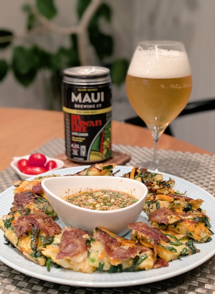 t_yassi's tweet photo. 定期で��るチヂミ
残り野菜の消化です😁
胡麻油で2度焼きパリッと !
Hawaiiのおビールはライトラガー🍻
新しく出た種類の中で
ダントツの1位の美味しさ🥇 (あくまで個人の見解です😆)
本日もお疲れ様でした🤙
#晩酌 #コウケンテツチヂミ
#MAUIBREWING
#DAHAWAIILIFE https://t.co/AOs4T0RvyG