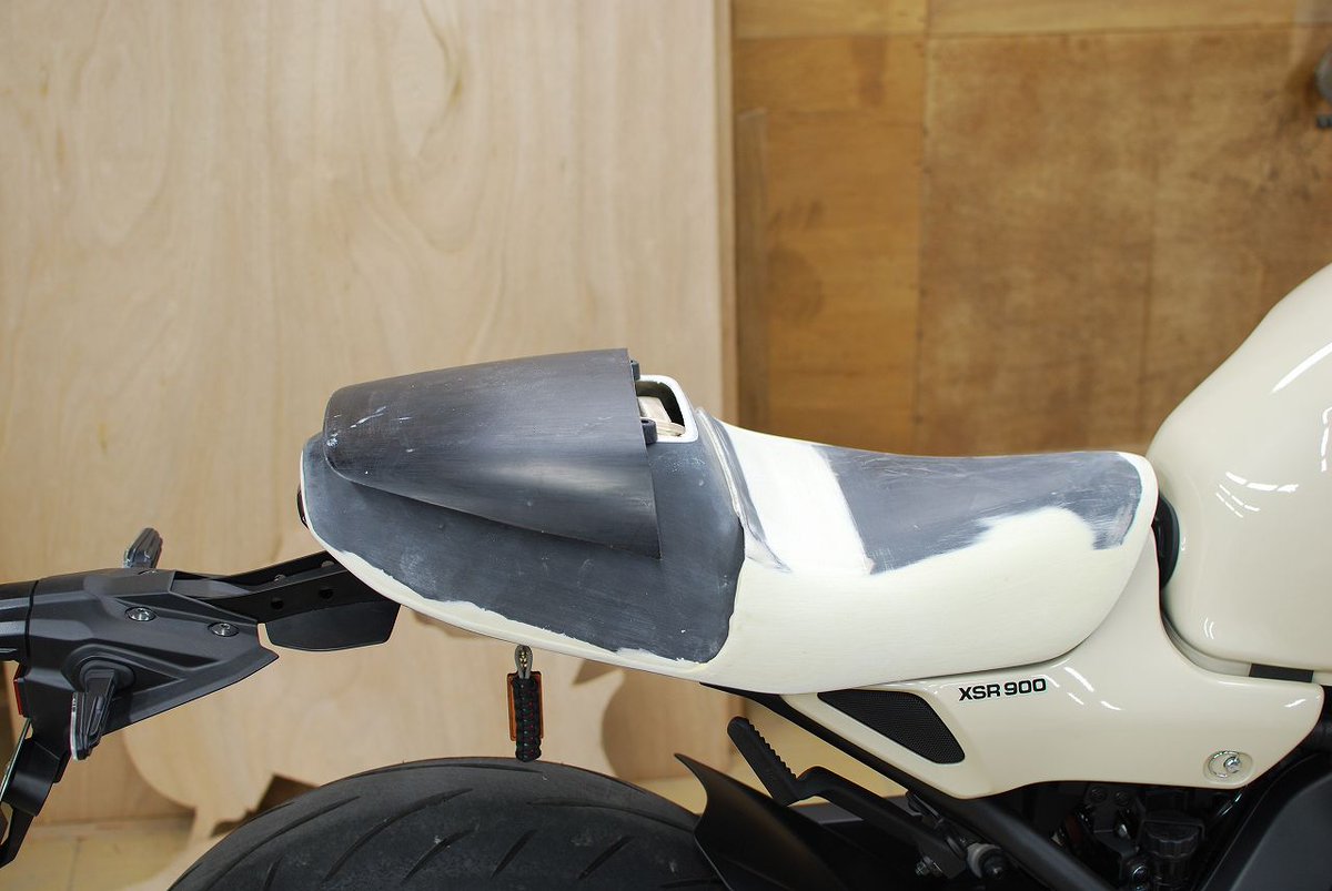 XSR900ダブルシートのパッセンジャー側も作り始めました。 意匠に 