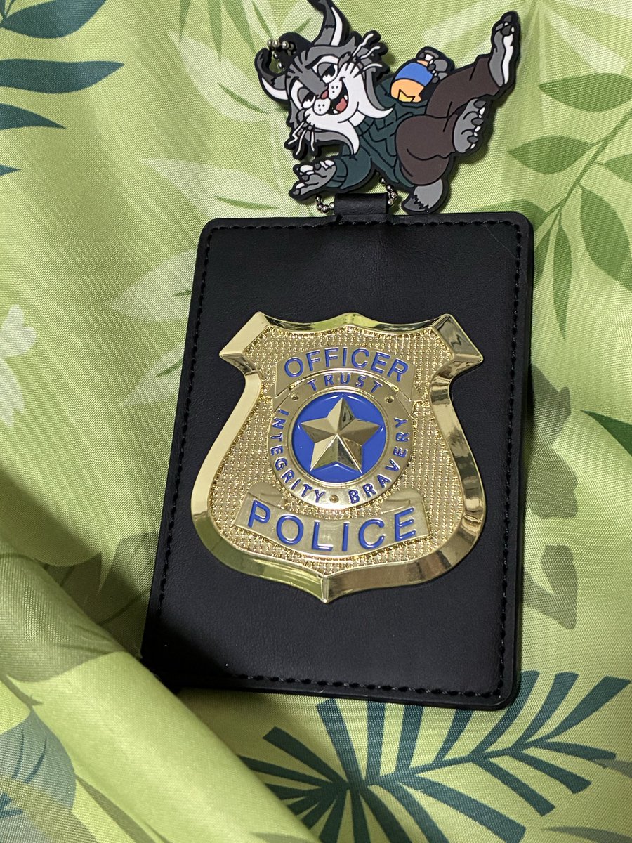 パスケースとかもう使わないのに… 今回ジュディやニックが腰につけてる