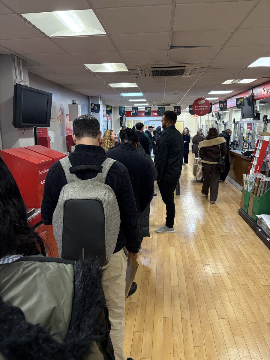 xinfluence2's tweet photo. @PostOffice your queues are crazy and your technology doesn’t work. Merry Christmas! https://t.co/4rqtNCtP1u