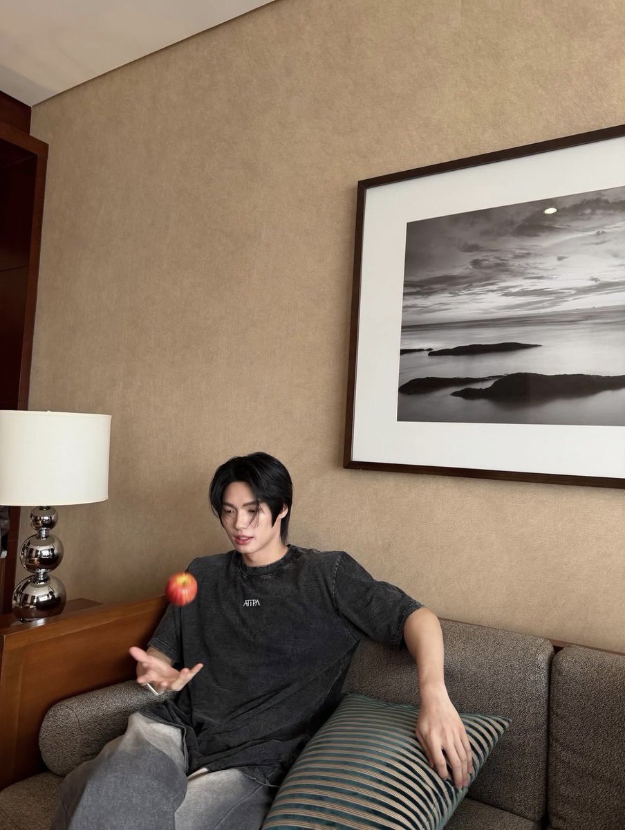 around_ent's tweet image. เรือแล่นแรงม๊าก! ตำนานคู่วายเบอร์หนึ่ง ไบร์ท-วิน ฟื้นคืนชีพ บังเอิญใจตรงกันจนชาวด้อมหัวใจเหลวเป๋ว

#bbrightvc #winmetawin️ 

อ่านข่าวเพิ่มเติม
📍 m.facebook.com/story.php?stor…

นาทีนี้ทำให้หัวใจชาวด้อม BW กลับมามีชีวิตชีวาขึ้นอีกครั้งหนึ่ง เรือจะแล่นได้ด้วยมือเรา