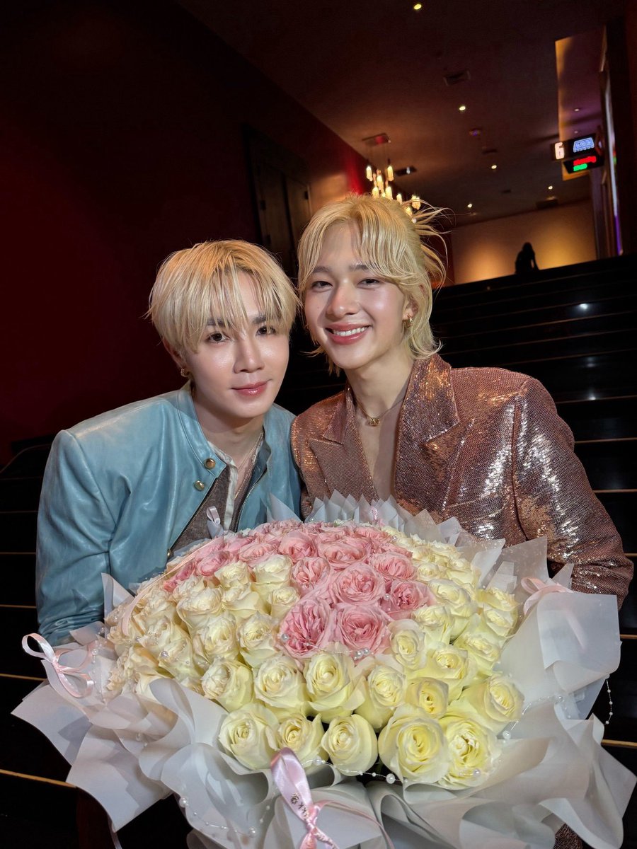 ดีใจด้วยนะหนู อีกก้าวสำคัญของหนูจริง ๆ ดีใจมาก ๆ ได้เห็นหนูอยู่บนจอใหญ่ ๆ สวย แซ่บ ซ่า มากกก แม้เฮียจะเคยเห็นมุมนี้ แต่บางคำก็ไม่เคยเห็น เช่นคำว่า .... (ไปดูกันเอาเอง) เติบโตอย่างสวยงาม ขอให้ได้ขึ้นชื่อเป็นนักแสดงร้อยล้านนะจ๊ะ ซับพอร์ตอยู่ตรงนี้เสมอ ให้ดอกไม้แทนความรู้สึกนะ มุมิ