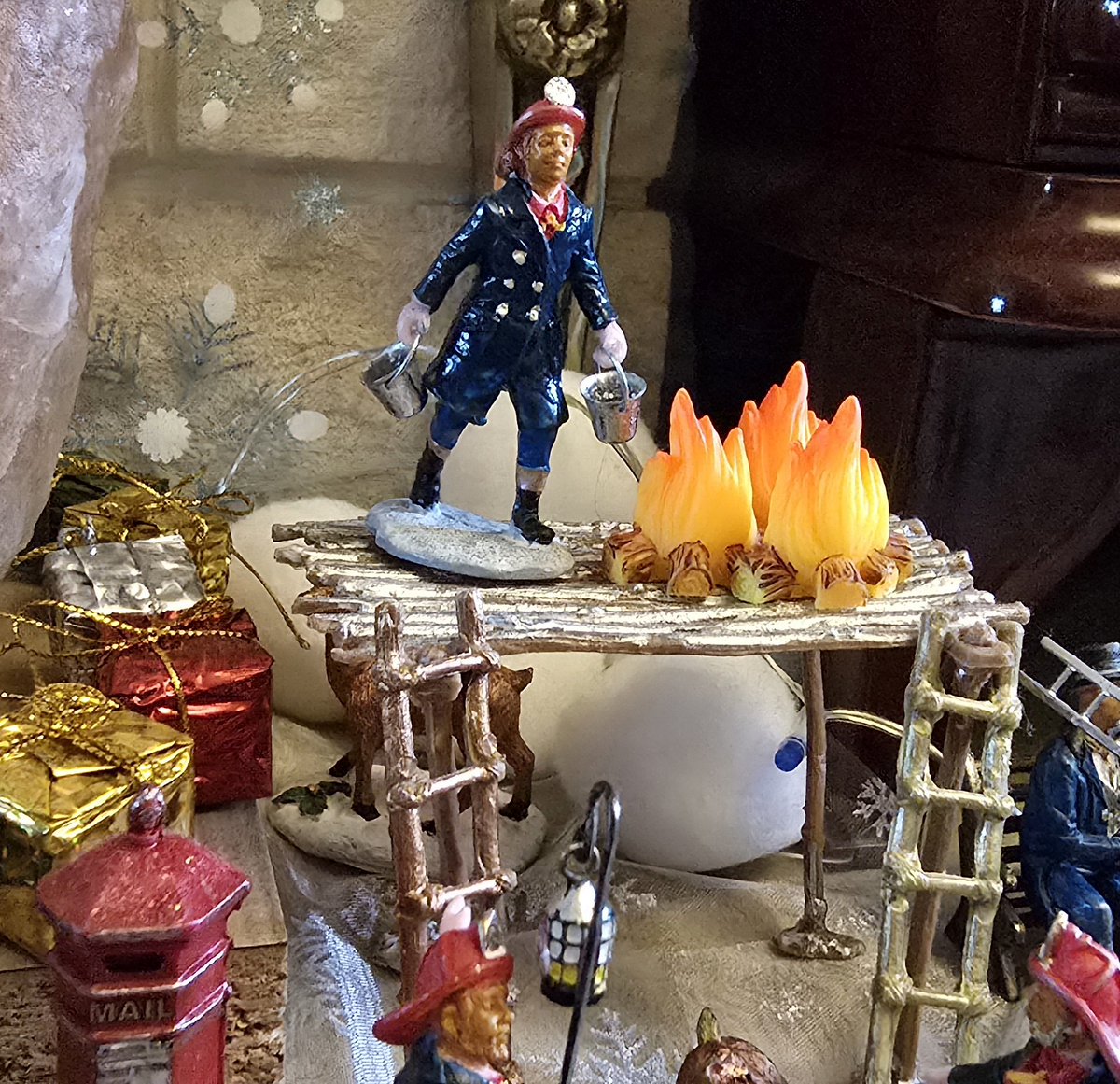 OldSchoolBooks1's tweet photo. Yes, it's that time of the year #christmasdecorations #lemax https://t.co/jGJi1mC3KR