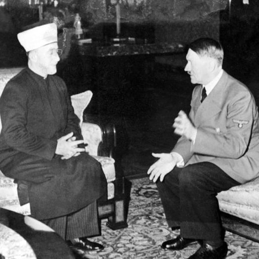 ahmtamim9's tweet photo. In einer Zeit, in der der Gaza-Krieg die Nachrichten dominiert und die Entfremdungstendenzen in Deutschland befeuert, ist ein Narrativ omnipräsent: Die „enge Partnerschaft zwischen dem Hitler-Regime und Haj Amin al-Husseini“, dem Großmufti von Jerusalem. Dieses „Bündnis“ wird in pro-israelischen und rechtspopulistischen Kreisen als zentraler Beweis für eine angebliche ideologische Verwandtschaft zwischen Muslimen und Nationalsozialisten dargestellt; eine Erzählung, die palästinensische Muslime als geistige Erben der Nazis brandmarkt, um das brutale Vorgehen Israels zu legitimieren.
Husseinis Werdegang lässt sich in wenigen Sätzen zusammenfassen. 1921 ernannte ihn die britische Mandatsmacht zum Großmufti von Jerusalem. Wegen seiner Rolle beim arabischen Aufstand floh er 1937 aus Palästina. Über den Irak und Italien erreichte er 1941 Berlin. Dort hielt er Reden, traf einmal Hitler und warb bosnische Muslime für die Waffen-SS an. Das war alles. Er besaß keine Armee, hatte keinen Staat und keinen strategischen Einfluss. Das nationalsozialistische Deutschland dagegen war keineswegs ein isoliertes Regime, das nur mit einem exilierten palästinensischen Geistlichen paktiert hätte. Es verfügte über ein dichtes Netz aus Bündnissen, Kollaborationen und ideologischen Sympathisanten, das sich über den gesamten Globus erstreckte. Der Dreimächtepakt von 1940 band Deutschland an Italien und Japan. Satellitenstaaten wie Ungarn, Rumänien, Bulgarien, Finnland, die Slowakei und Kroatien stellten Millionen Soldaten und riesige Ressourcen bereit. Franco-Spanien blieb offiziell neutral, schickte aber die Blaue Division an die Ostfront und lieferte kriegswichtiges Wolfram. Mussolini, Tojo, Antonescu, Pavelić, Pétain, Quisling und Horthy waren keine Randfiguren, sondern zentrale Stützen des NS-Imperiums. Selbst westliche Demokratien trugen zur Stärkung des Regimes bei. Das Deutsch-britische Flottenabkommen von 1935 legalisierte die Aufrüstung zur See. Das Münchner Abkommen von 1938 opferte die Tschechoslowakei und ermöglichte Hitler weitere Expansionen. Ähnlich opportunistisch war der Hitler-Stalin-Pakt, auch Molotow-Ribbentrop-Pakt genannt, vom 23. August 1939. Dieser Nichtangriffsvertrag zwischen Nazi-Deutschland und der Sowjetunion enthielt ein geheimes Protokoll zur Aufteilung Osteuropas. Er ermöglichte Hitler den Überfall auf Polen am 1. September ohne Zweifrontenkrieg und Stalin die Annexion der baltischen Staaten, Ostpolens und Bessarabiens. Der Pakt hielt bis zum deutschen Angriff auf die Sowjetunion 1941 und unterstreicht die ideologische Flexibilität des Regimes.Bemerkenswert sind auch die christlichen Kollaborateure. Die Deutschen Christen mit bis zu 600.000 Mitgliedern schufen ein „arisches Christentum“ und stellten die evangelische Kirche gleich. In Kroatien führte die katholisch geprägte Ustascha eines der brutalsten Regime. In Rumänien verübte die orthodoxe Eiserne Garde Pogrome. In der Slowakei deportierte der katholische Priester und Staatspräsident Jozef Tiso Zehntausende Juden nach Auschwitz. In Ungarn übernahmen 1944 die Pfeilkreuzler unter Ferenc Szálasi die Macht und richteten in wenigen Monaten Massaker an, die selbst die SS beeindruckten. In Österreich, Norwegen und Vichy-Frankreich unterstützten große Teile des christlichen Establishments das Regime aktiv.Die Einseitigkeit des Husseini-Narrativs wird noch klarer, wenn man die wenigen jüdischen Organisationen betrachtet, die zeitweise Sympathien zeigten. Der Verband nationaldeutscher Juden unter Max Naumann mit etwa 5.000 Mitgliedern propagierte eine patriotische Assimilation und unterstützte die Nazis anfangs gegen „Ostjuden“, wurde aber 1935 verboten. Die revisionistisch-zionistische Lehi-Gruppe in Palästina versuchte 1940/41 sogar eine Allianz mit den Nazis gegen die Briten. Teile der Betar-Jugendbewegung zeigten kurzzeitig faschistische Neigungen, etwa durch schwarze Uniformen in Italien. Diese marginalen Gruppen hatten keinen Einfluss und wurden von der jüdischen Mehrheit abgelehnt, doch sie zeigen, wie das Regime opportunistische Kollaborationen ausnutzte.Vor diesem Hintergrund wirkt die Fixierung auf Husseini geradezu grotesk. Er war ein staatenloser Flüchtling ohne Armee, ohne Ressourcen, ohne Entscheidungsmacht. Andere Akteure stellten Millionen Soldaten, ganze Staaten und industrielle Kapazitäten. Die Husseini-Geschichte wird nicht erzählt, weil sie historisch zentral wäre. Sie wird erzählt, weil sie heute politisch nützlich ist.Das nationalsozialistische Deutschland war ein opportunistisches Regime, das mit jedem paktiert hat, der nützlich erschien: mit katholischen Priesterpräsidenten ebenso wie mit protestantischen Reichsbischöfen, mit westlichen Appeasern ebenso wie mit japanischen Militaristen, mit stalinistischen Kommunisten ebenso wie mit jüdischen Gruppen. Husseini war einer unter vielen und bei weitem nicht der wichtigste. Wer ihn heute zum angeblichen Schlüsselverbündeten hochstilisiert, betreibt keine Geschichtsaufklärung. Er betreibt Propaganda.