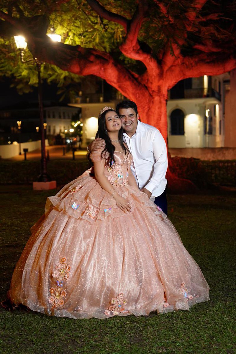 Hoy nada puede arruinar mi felicidad. Mi niña cumple 15 años y doy gracias a Dios por la princesa que me regaló por hija. Estaré siempre a tu lado para ayudarte a cumplir tus metas y sueños. Feliz 15’s Sofy
