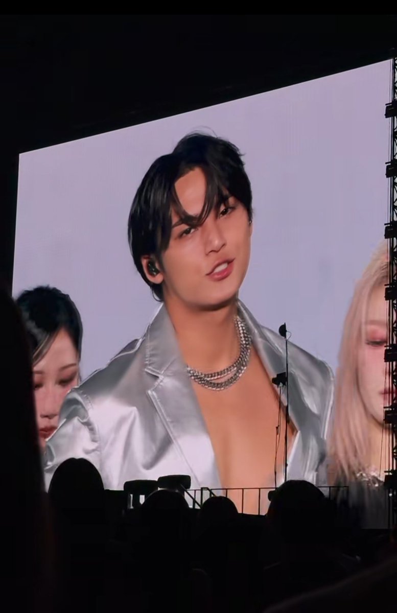 cvntres's tweet photo. he looks majestic on big screen https://t.co/smZpxo3Kvf