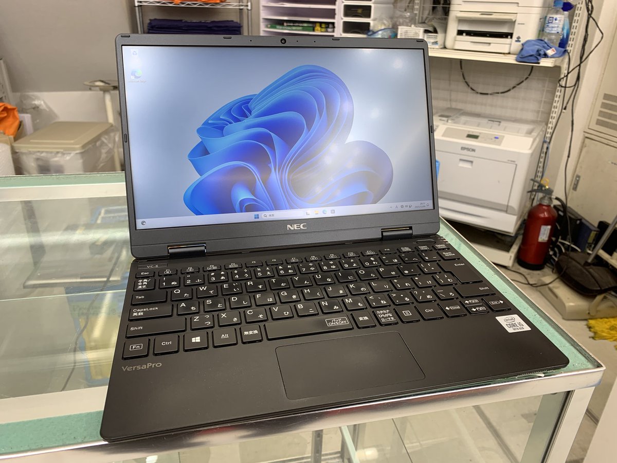 PCcomfullAKB4's tweet photo. 今週の秋葉原4号店限定セール!
②【PC-VKT10CGG6VD6】
コンパクトなVersaPro!
省電力仕様ではあるものの、ネットやOffice等の軽作業は快適に動作♪IPSのFHD液晶で、動画視聴にも👍
収納式の優先LANポートなど、インターフェースは一通り装備!サブ機にも🙆♀️
15台限定!
#NEC #VKT10 #VersaPro https://t.co/AZ31RegIkk