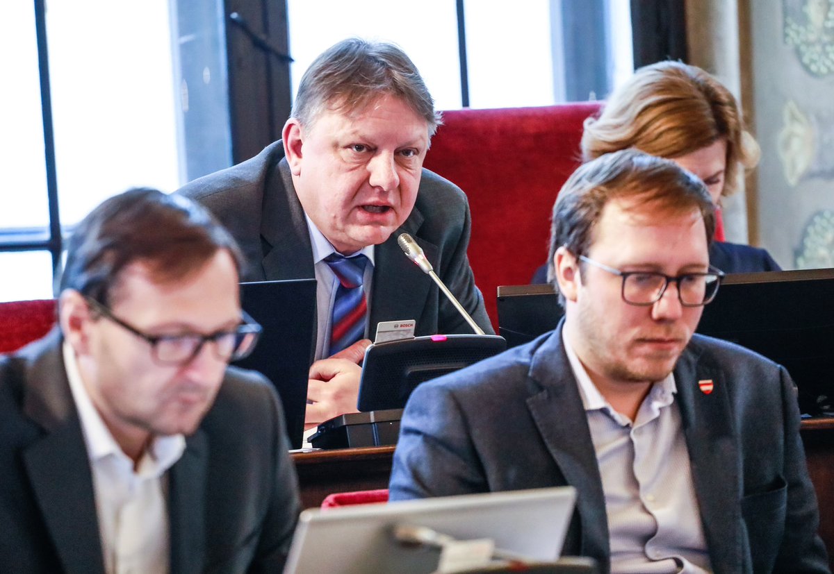 10 členů hnutí ANO, kteří odmítli opustit koalici s ODS na brněnském magistrátu a které včera vedení hnutí vyloučilo, vytvoří na radnici podle náměstka primátorky Reného Černého samostatný klub. Název ještě nemají. Jestli se budou proti vyloučeni z ANO bránit, se ještě poradí.