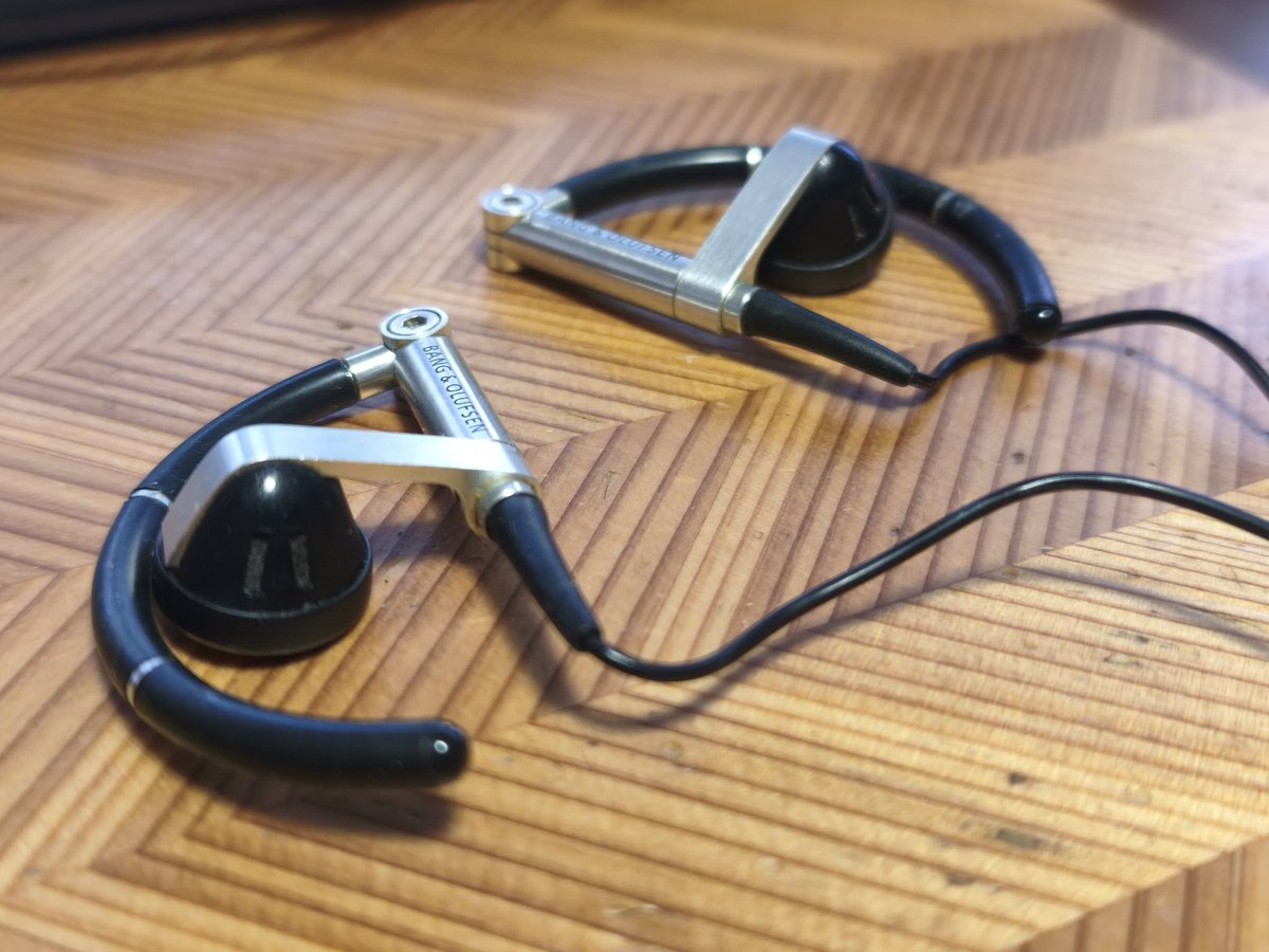 久しぶりに有線イヤホンが使いたくなって 秘蔵のB&O A8を出してきた