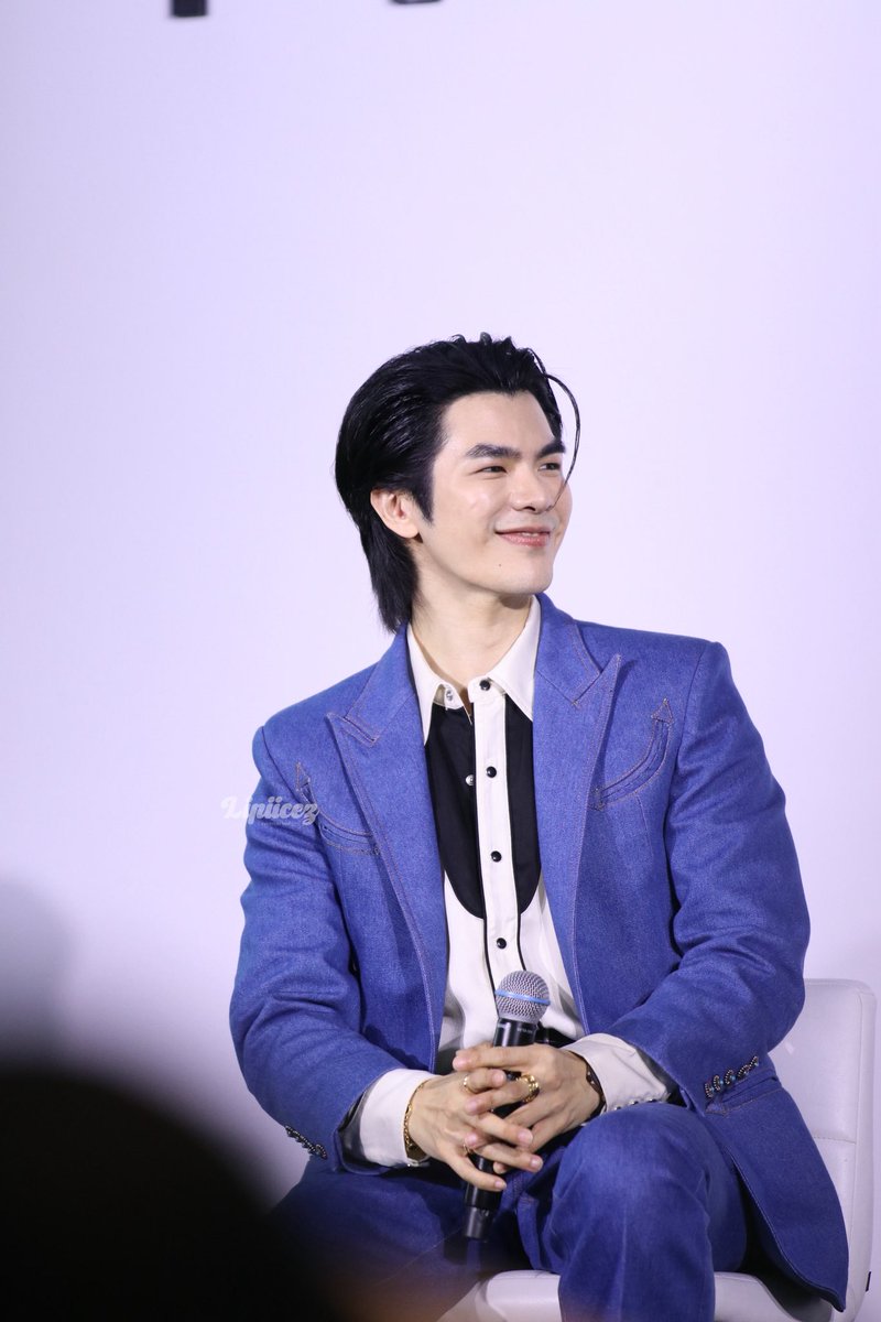 ยิ้มเก่ง ขอให้รางวัลยิ้มเยียวยาใจเพิ่มอีกค่ะ 💚✨

#MIRROR50xMILE
<a href="/milephakphum/">mile phakphum</a> #MilePhakphum