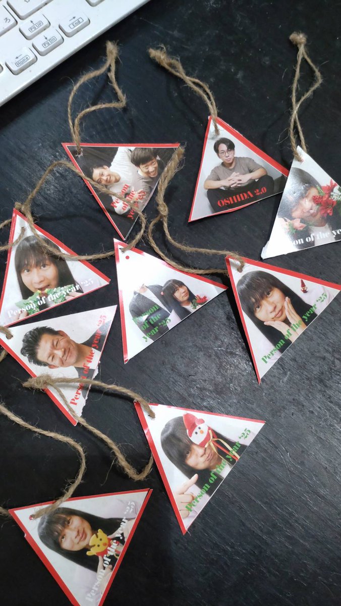 GOGAI_TITAN's tweet photo. 12(金) #タイタンライブタイタンシネマライブ  配布
12月号付録 GOGAIアワード受賞者たちの「ペーパーオーナメント」
ツリー不在のため壁にぶら下がっていた観葉植物に引っ掛けて・ライトアップも。雰囲気大事。
#ネコニスズヤマゲン #赤ちゃん舘野 #キュウ清水 #まんじゅう竹内 #シティホ押田OSHIDA https://t.co/kKypaXVxIJ