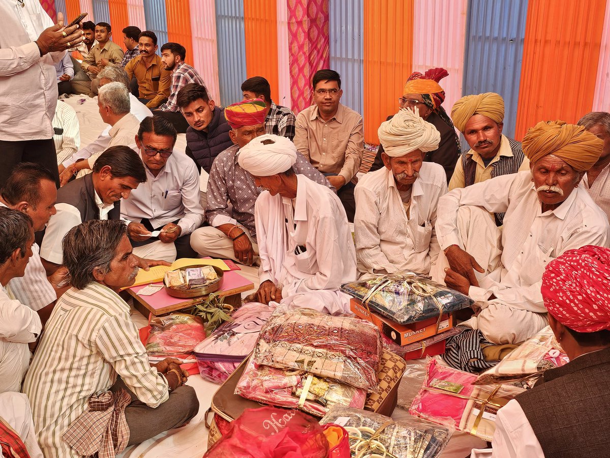 NarpatRajBarmer's tweet photo. नोखड़ा (गुड़ामालानी) मे श्री मांगीलाल जी अणखिया के सुपुत्र छोटे भाई पवन मेघवाल के विवाह समारोह मे शामिल होकर बधाई एवं शुभकामनायें प्रेषित की!
#Nokhra #Marriage #Function https://t.co/zMf7GZAoi4