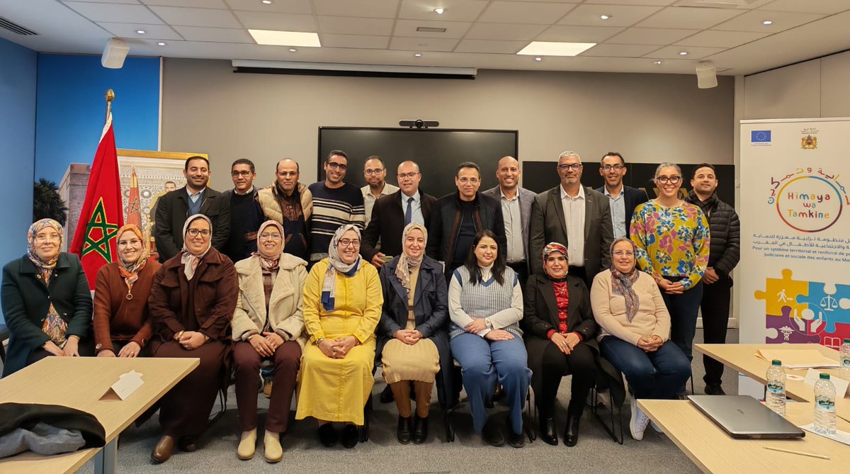 UNICEFMaroc's tweet photo. Dans le cadre de la mise en place du Dispositif territorial intégré de protection de l'enfance #DTIPE, l'UNICEF MAROC en partenariat avec @mnst_solidarite a organisé un atelier de renforcement des compétences des formateurs de l'Institut National de l’Action Sociale #INAS et de l'Agence de développement social @agence_social en la prise en charge des enfants en situation vulnérable, du 8 au 10 décembre à Rabat.
Cette formation est basée sur la « MALLETTE DE FORMATION À DESTINATION DES TRAVAILLEUSES ET TRAVAILLEURS SOCIAUX » développée en 2022 avec l'appui technique du Bureau international des droits des enfants @BureauIBCR.
12 formateurs prêts à être déployés et à accompagner les acteurs terrain pour plus de prévention, de protection et de résultats pour les enfants au Maroc.
في إطار إرساء الأجهزة الترابية المندمجة لحماية الطفولة، نظمت اليونيسف بالمغرب بشراكة مع وزارة التضامن والإدماج الاجتماعي والأسرة ورشة لتقوية قدرات المكونين من المعهد الوطني للعمل الاجتماعي ووكالة التنمية الاجتماعية في مجال التكفل بالأطفال في وضعية هشاشة، وذلك من 8 إلى 10 دجنبر بالرباط.
وترتكز هذه الورشة على "حقيبة التكوين الموجهة للمساعدين الاجتماعيين والمساعدات الاجتماعيات" التي تم تطويرها سنة 2022 بدعم تقني من المكتب الدولي لحقوق الطفل.
12 مكونا هم الآن جاهزون للانخراط ومواكبة الفاعلين على المستوى الترابي من أجل المزيد من الوقاية والحماية والنتائج لفائدة أطفال المغرب.
@UE_au_Maroc @MPTFOffice @ONUMaroc
#ACCD #himayawatamkine