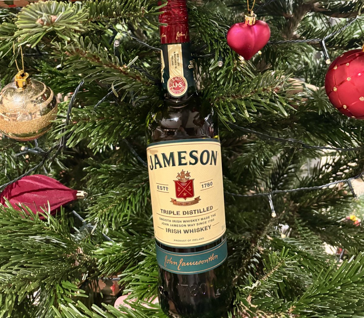jameson_uk's tweet image. It's nearly Christmas, and what better way to celebrate than with some gifts over the next few days? After all it #MustBeAJamesonChristmas🎄

To kick off, @EFL fans: follow us and share your favourite football moment of 2025, and you could win a delicious bottle of Jameson🥃

18+