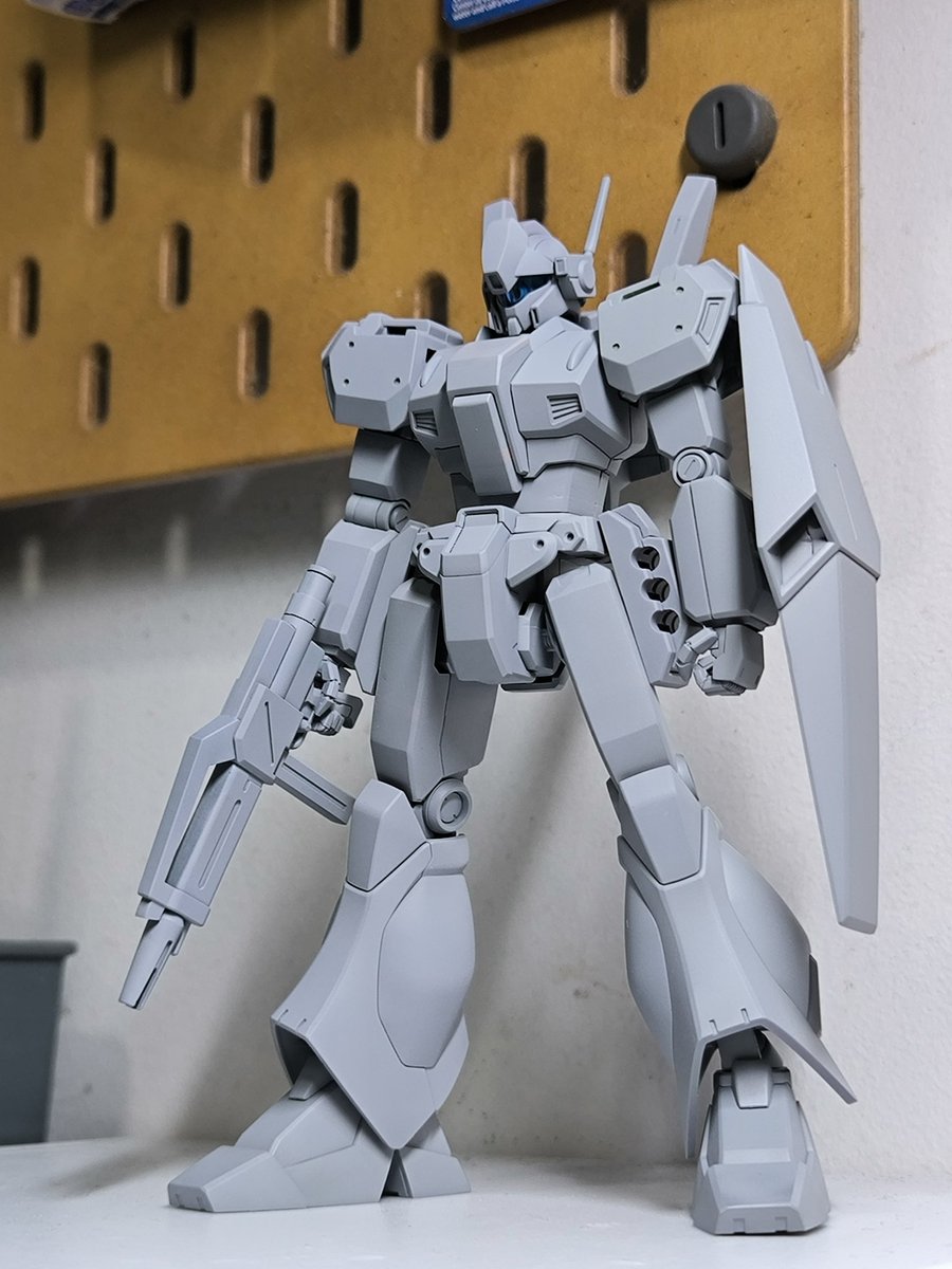 I finished priming the Jegan! I think scribing the edges turned out really well along with the rest of the modifications! ✅😳

Only a few small touch-ups remain, but they shouldn't be too difficult 🙏