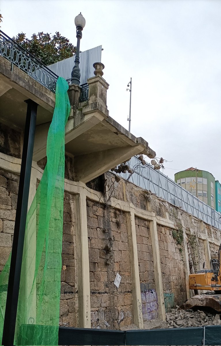 Seguimos... Y sin con la aquiescencia de <a href="/abelcaballero/">Abel Caballero</a> y su Corte el Mirador pasa a pertenecer a un proyecto privado y deja sin vistas a la ciudadanía? Todo aprovechando que la gente está pendiente de las luces de la ciudad... Y cuando llegue el verano ya no habrá nada que ver.