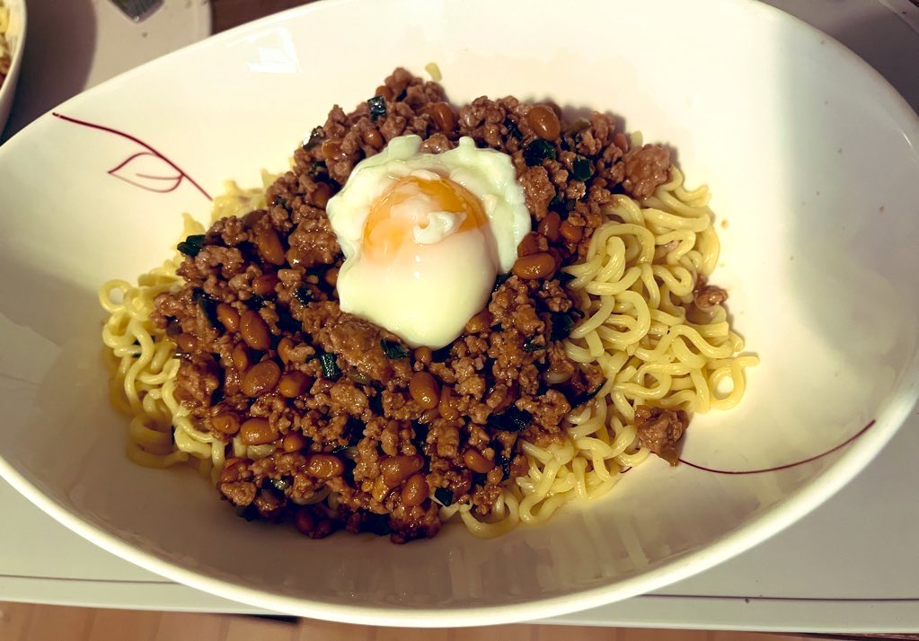 badspeeeed's tweet image. 納豆肉味噌焼きそば

豚ひき肉に長ネギ、生姜、ニンニク、醤油、赤味噌、料理酒、ミリン、納豆を加え、納豆肉味噌を作ります🐷
中華麺に温卵をのせて完成🥴
美味しい😋
#おうちごはん