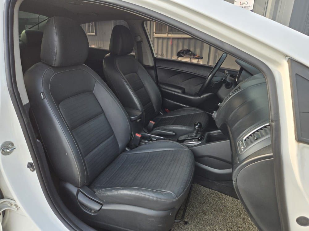 RevsGh's tweet image. 🔥Hyundai  2017 model (Kia Forte) 🔥
Full Option 1.6L
✅ Auto Parking
✅Leather Seat 
✅ Diesel 

💰Ghc 78,000 Buying and Shipping 

Kindly help me retweet
Kpandai/Accra Sports Stadium/North Kaneshie/Parliament/Ebo Noah/Majority/Daddy Lumba
#PeevaXBYK #PizzamanSantaSeason