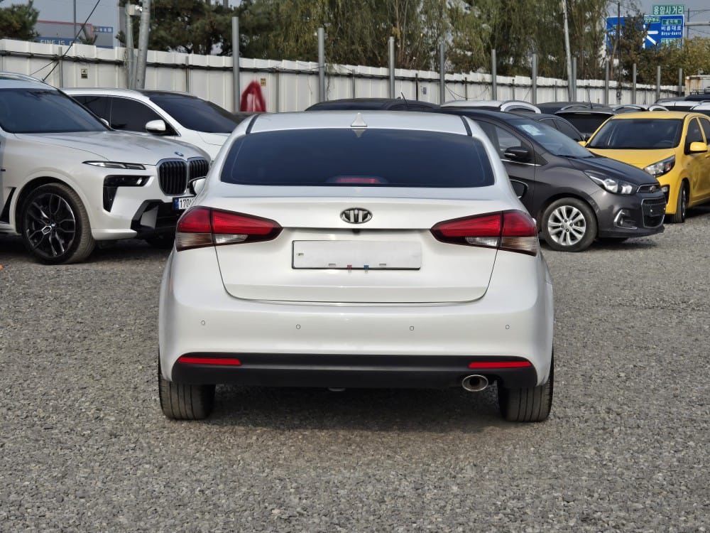 RevsGh's tweet image. 🔥Hyundai  2017 model (Kia Forte) 🔥
Full Option 1.6L
✅ Auto Parking
✅Leather Seat 
✅ Diesel 

💰Ghc 78,000 Buying and Shipping 

Kindly help me retweet
Kpandai/Accra Sports Stadium/North Kaneshie/Parliament/Ebo Noah/Majority/Daddy Lumba
#PeevaXBYK #PizzamanSantaSeason