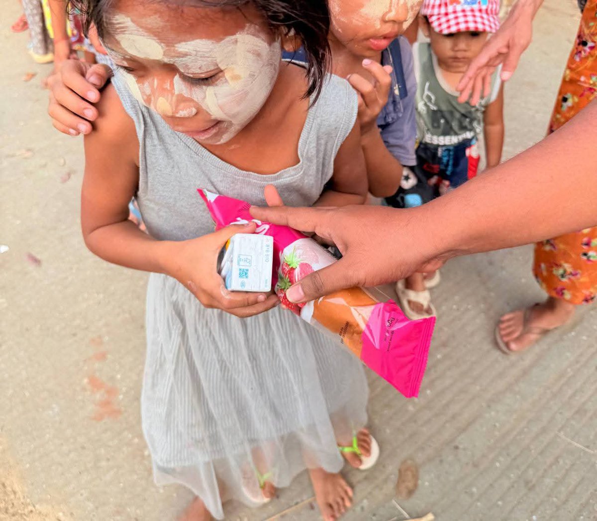 chueeainsi72599's tweet photo. The reason of having food is our birthday gift to him again.
When he sees happy kids he would definitely love it. Sharing food to the kids and sharing merit to @gulfkanawut&amp;Phi Phi Fans.
@KhinSuH30718681 🤎🤎

#Myanmarfans
#GulfEternalFancon2025
#GulfKanawut #Phiballs https://t.co/IagXcbOwtg