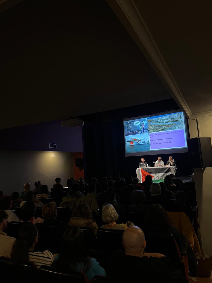 La Casa de la Cultura de Valderrobres se llenó ayer de gente, con una notable presencia joven,  que se acercó para comprender mejor una realidad a la que hay que seguir dando visibilidad. 
Hablamos de historia, de derechos humanos, de resistencia y dignidad. Pero, sobre todo,