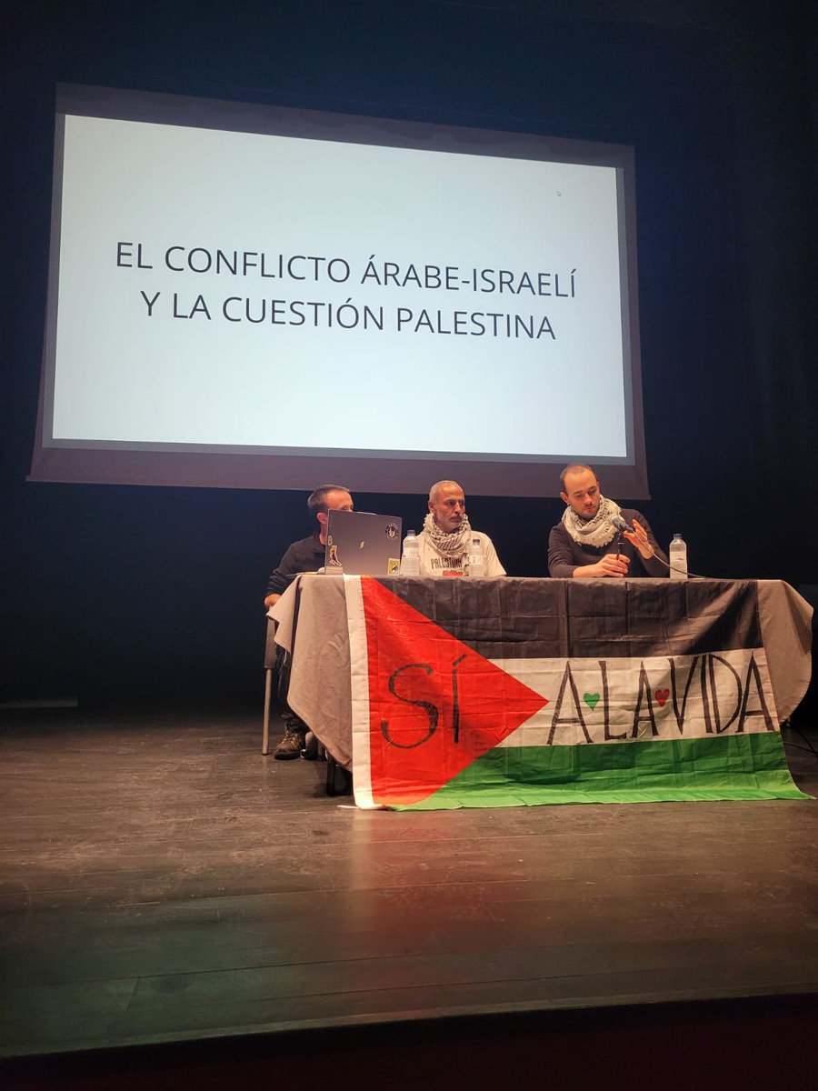 Casapalestina_'s tweet photo. La Casa de la Cultura de Valderrobres se llenó ayer de gente, con una notable presencia joven,  que se acercó para comprender mejor una realidad a la que hay que seguir dando visibilidad. 
Hablamos de historia, de derechos humanos, de resistencia y dignidad. Pero, sobre todo, hablamos de vida.
Gracias por hacer de esta charla un espacio vivo y comprometido.
Gracias Valderrobres y a su maravillosa gente.