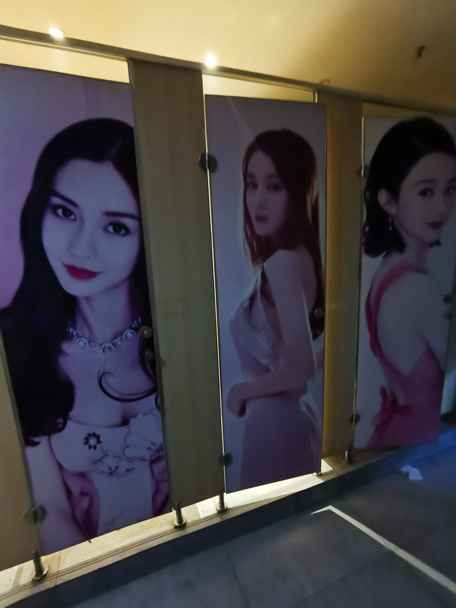LeeFilmy's tweet photo. 男厕所这么装修是有什么说法吗 我特么都尿不出来了 女厕是不是贴的男明星 https://t.co/fhhoUJzJal