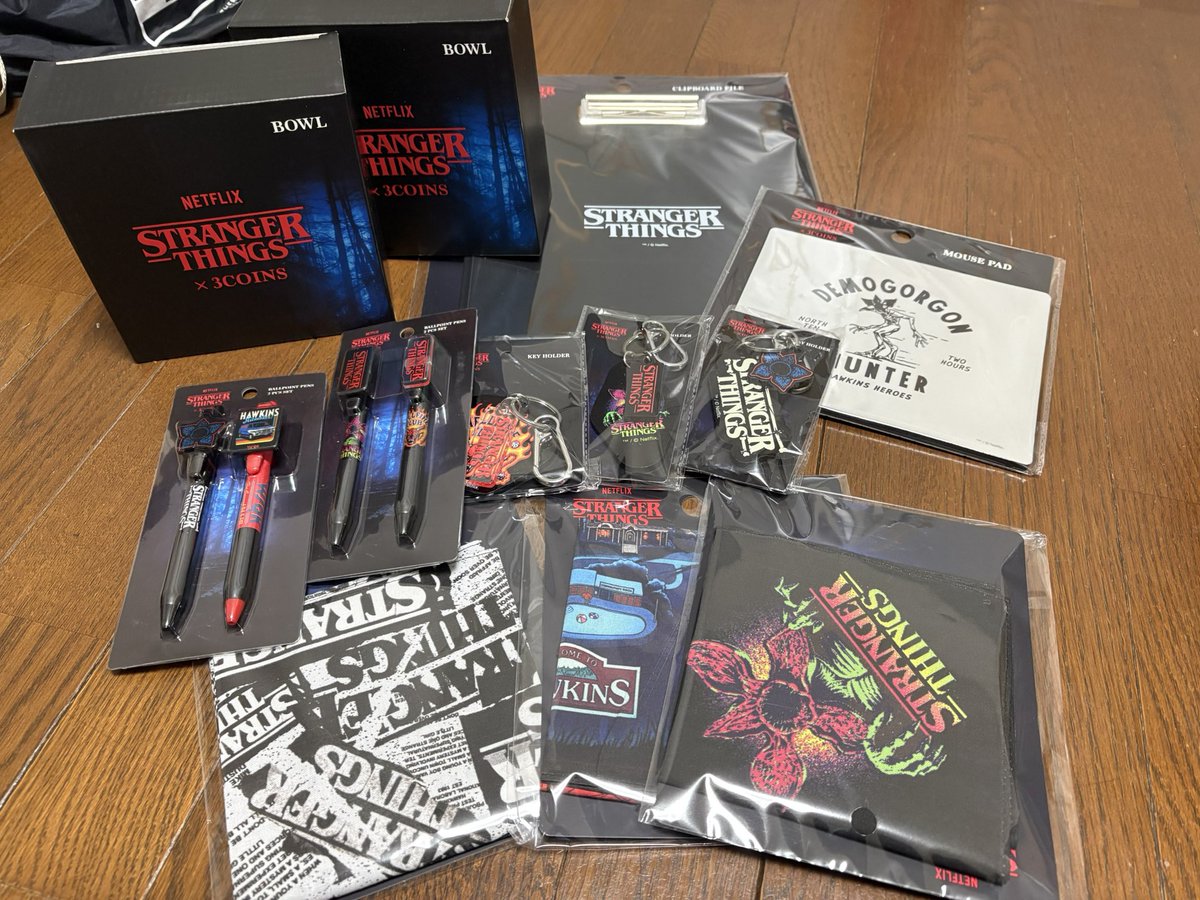 toripipipi_'s tweet photo. スリコとコラボしたストレンジャーシングスのグッズ届いた。どれもクオリティー高くていいけど何より皿が可愛すぎる。
明日から職場でボールペン使おうかな👍
#ストレンジャーシングス
#StrangerThings5 
#3COINS https://t.co/akzYP8WCs5