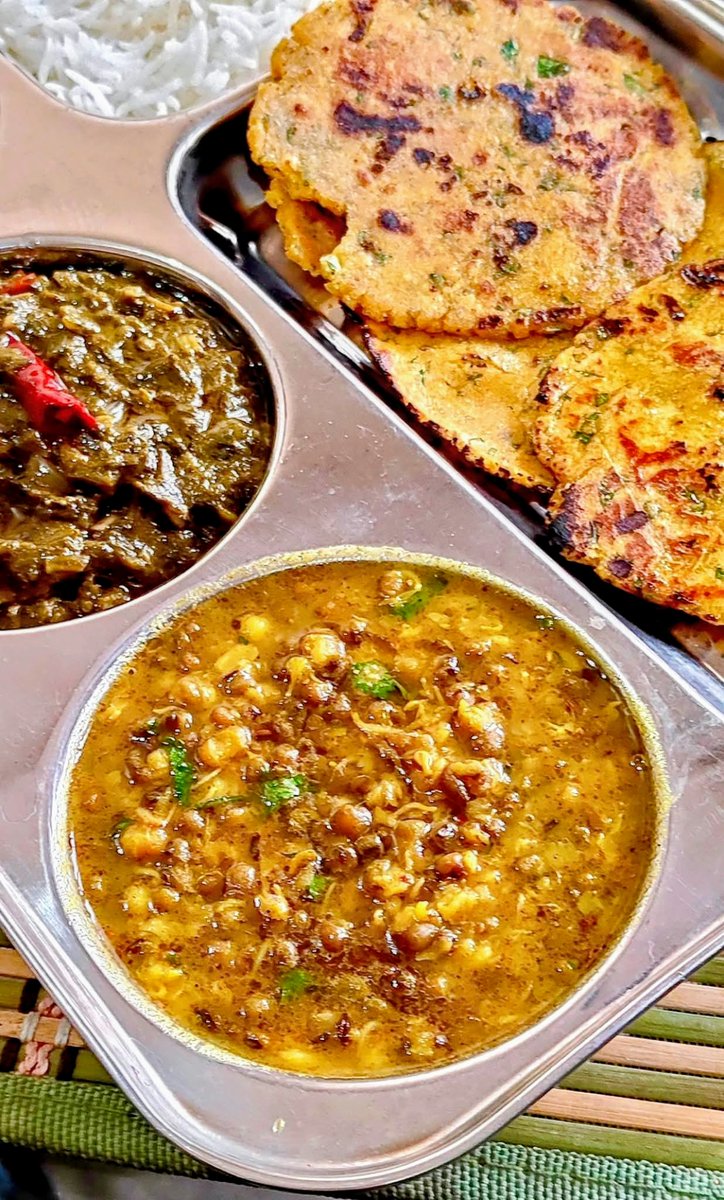 SinghManju37713's tweet image. Lunch served... 
Makke ki roti, sarso ka saag, moong daal, baby potato and rice. Flavor of the season. 
#Officecanteen #Flavor