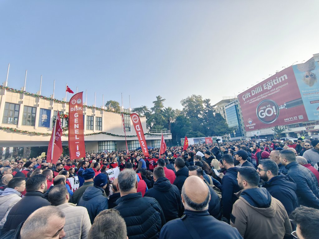 Disk Genel İş 1, 2, 3 ve 9 nolu şubeler maaşların geç yatırılması, işten çıkarmalar ve havuz sisteminde ki işçilerin işe iadesi için bugün yarım gün iş bıraktı.

Konak Pier önünden Basmane meydanına yürüyüş gerçekleştirildi.

Zafer Direnen Emekçinin Olacak.