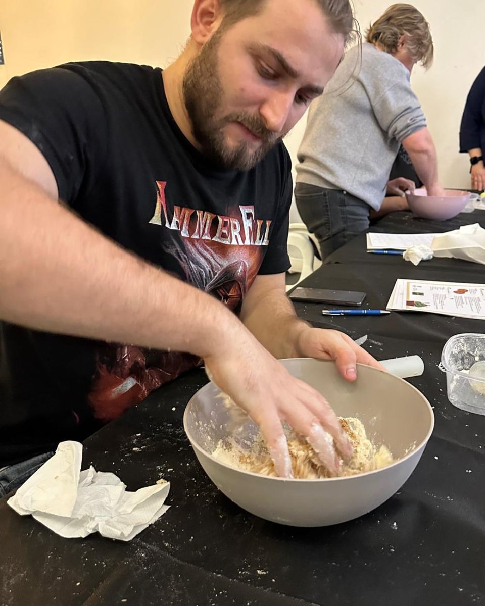 Amasamos, mezclamos, hicimos cookies, polvorones y turrón blando, y sí, ¡lo probamos todo! El taller de cocina ‘Navidad Km0: del obrador a la mesa’, organizado por la cafetería @agoraponferrada y celebrado ayer en el Campus de Ponferrada fue todo un éxito.💚