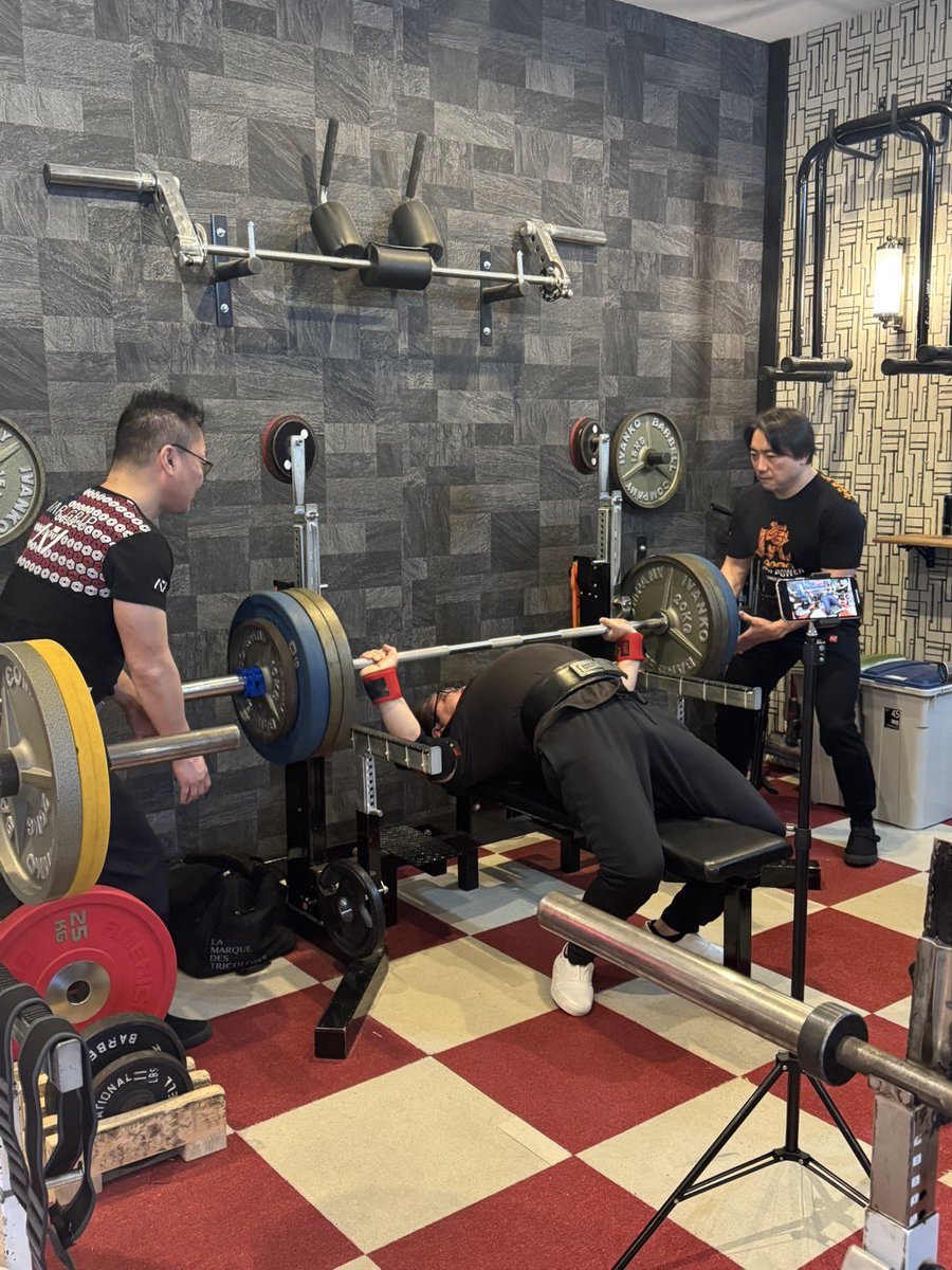 YoSu828's tweet image. 🌨️これは根雪だなの木曜練👍
BP
MAX 90kg 🎥セット出来てないので重い😝
set 80kg 3×5🎥
足上げ 5×3🎥
SQ
100kg 5×5🎥
DDS 3unitでギア練のお手伝い😝🎥
ジムスタートからマスターズで公式台が埋まる‼️
オヤジの憩いのジムburstlimit👍
いいべ😝
#teamburstlimit 
#benchpress
#powerlifting
#squat