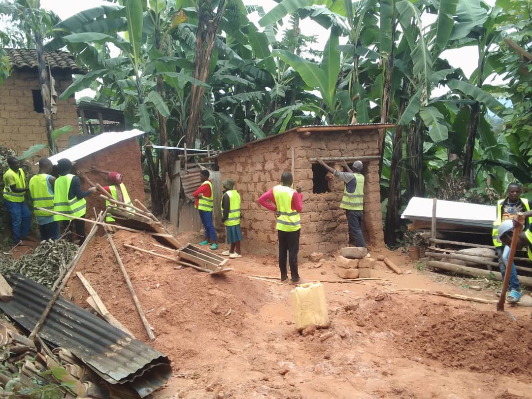 KaramboYouth's tweet photo. Kuruyu wa kane urubyiruko rwa Karambo sector twazindukiye mu muganda wo kubakira umuryango utishoboye:
■Kubaka ubwiherero no kubuhoma
■kubaka igikoni ndetse no kugisakara (Kitchen)
Ibikorwa byose byagenze neza kandi byatanze n'umusaruro.
@GakenkeDistrict @KubanaRichard https://t.co/fFdt5mQV0z