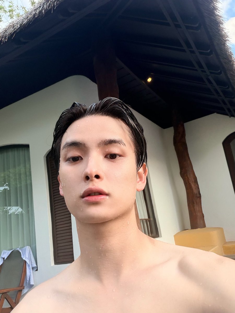 Thesundaly's tweet image. เด็กบ้านนี้มันยังไง ไม่มีเสื้อใส่กันเลยหรอ

#KHUNPOL #HEARTchuthiwat #PHUTATCHAI