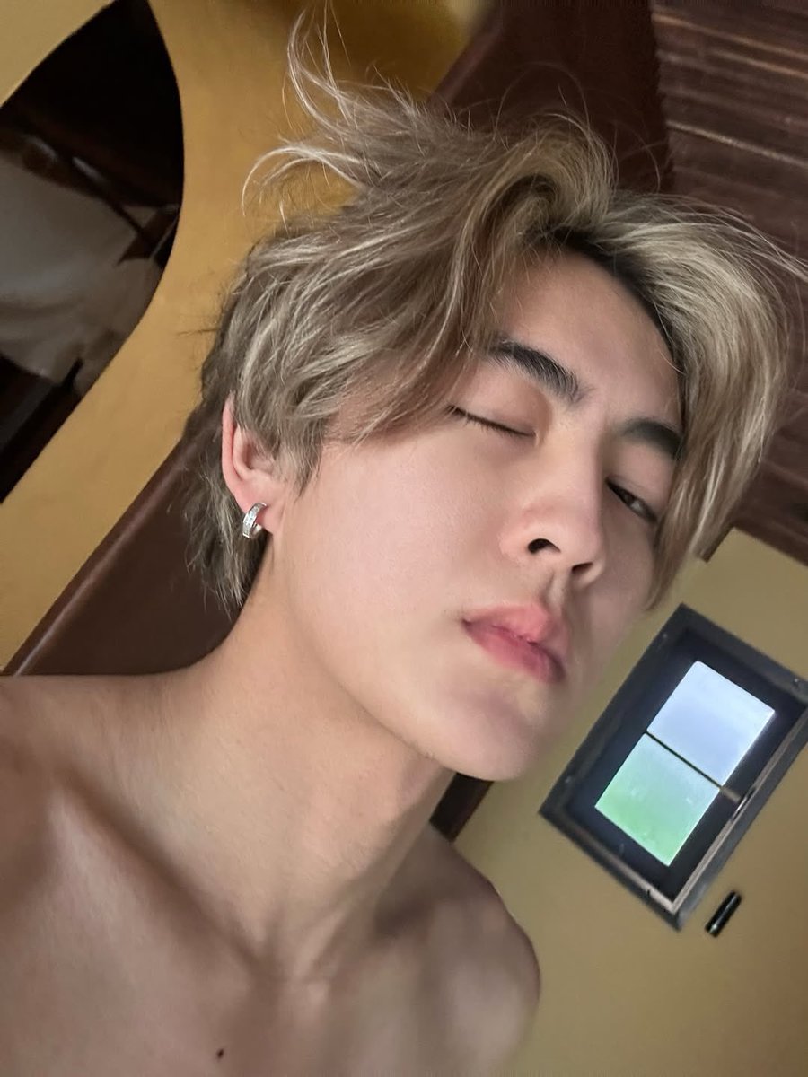 Thesundaly's tweet image. เด็กบ้านนี้มันยังไง ไม่มีเสื้อใส่กันเลยหรอ

#KHUNPOL #HEARTchuthiwat #PHUTATCHAI