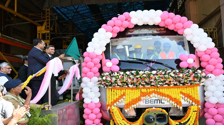 moneycontrolcom's tweet image. #BengaluruMetro | #BEML unveils prototype #train for Bengaluru Metro's #PinkLine

More Details ⬇🔗
moneycontrol.com/news/india/bem…