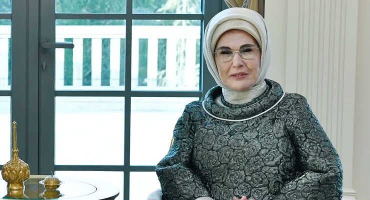 Emine Erdoğan: Biz biliyoruz ki adil bir dünya mümkün
 Anaların anası Ülkemizin manevi annesi Analarimiza manevi lider olan Reisimin kutsal hani ulkemiz siz değerli analarimizin sayesinde büyüyecek.Suphemiz yok.Allahim Analarimizdan al Reisimin hanımına almamıza ver.Amin
