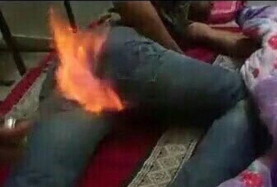 yolda öpüşen değil de gülmekten yürüyemeyen çift görünce