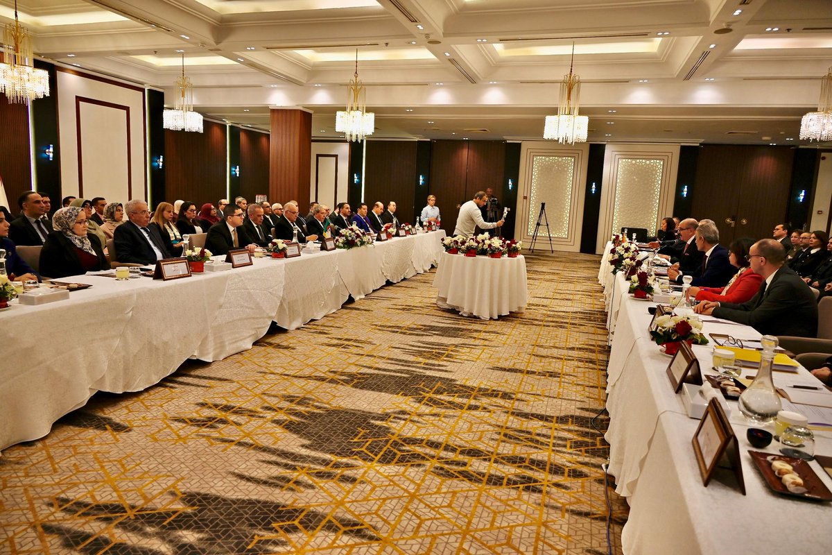 أشرف وزير الدولة، وزير الشؤون الخارجية والجالية الوطنية بالخارج والشؤون الإفريقية، السيد <a href="/AhmedAttaf_Dz/">أحمد عطاف Ahmed Attaf</a> صبيحة اليوم، بالعاصمة تونس، مناصفة مع نظيره التونسي، السيد محمد علي النفطي، على أشغال لجنة المتابعة الجزائرية-التونسية. 
🇩🇿🇹🇳