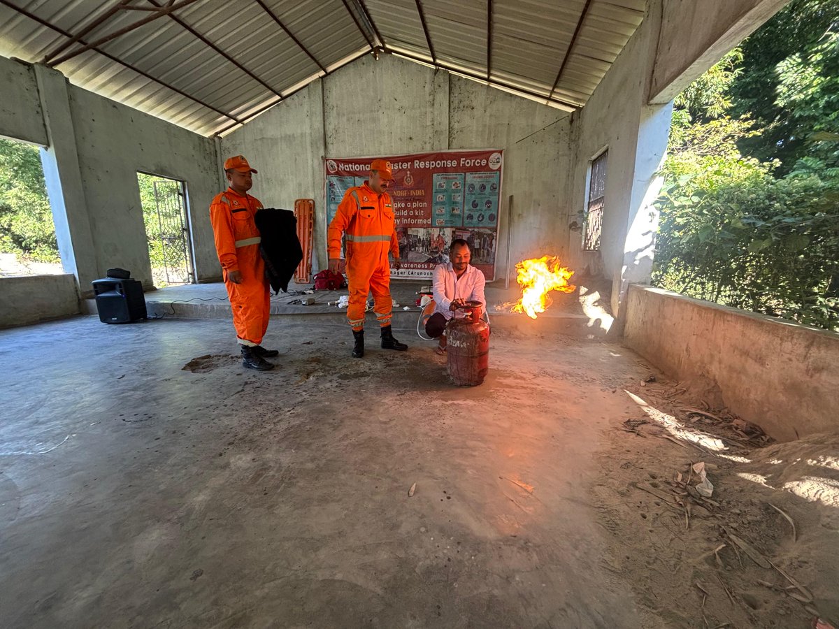 12bnndrf's tweet image. 12NDRF Teams conducted #CommunityAwarenessProgramme at Ratanpur Community Hall #Majuli #Assam Around 31 beneficiaries benefitted with do’s and don’t during disaster. 

#NDRF4U 
#BePrepared
@NDRFHQ
