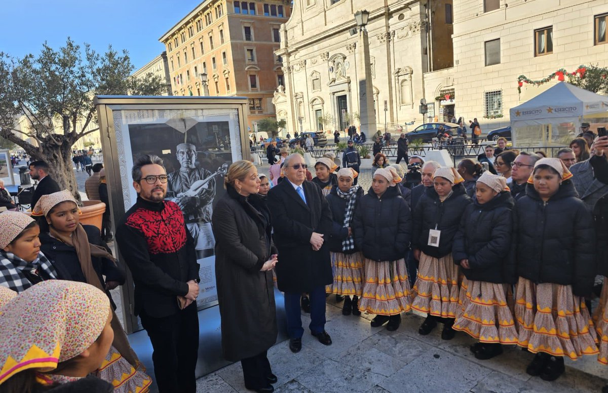 Colocada en uno de lo extremos de la Via de la Conciliación, principal acceso a la Basílica de San Pedro, la gobernadora de Chihuahua, Maru Campos y los embajadores de  Mexico ante Italia y la Santa Sede, inauguraron una exposición de fotografías sobre  atractivos de la entidad.