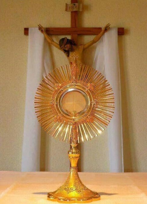 Bendito seja Jesus no Santíssimo Sacramento do Altar.