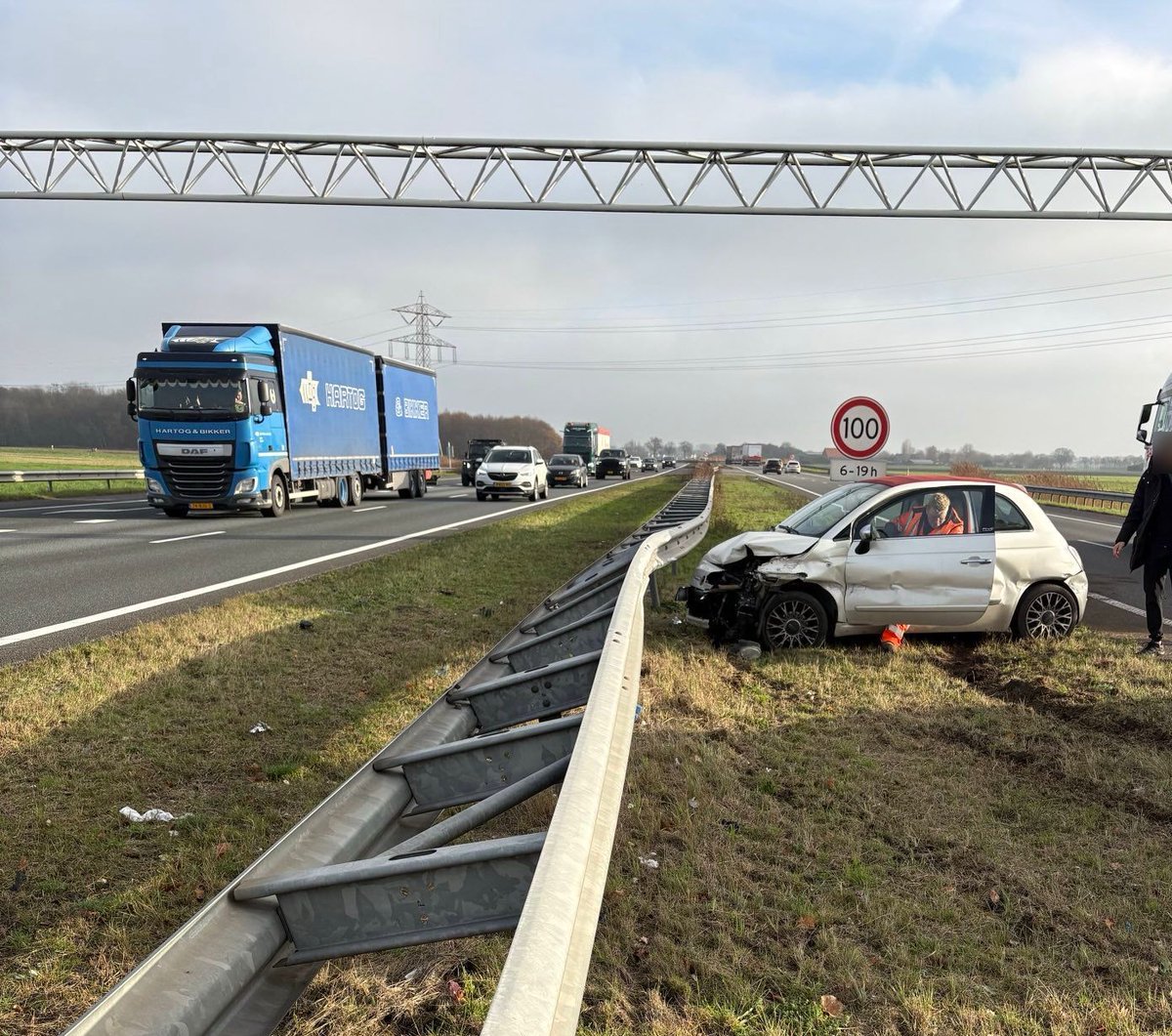 Auto tegen vangrail op A58 bij Wouwse Plantage